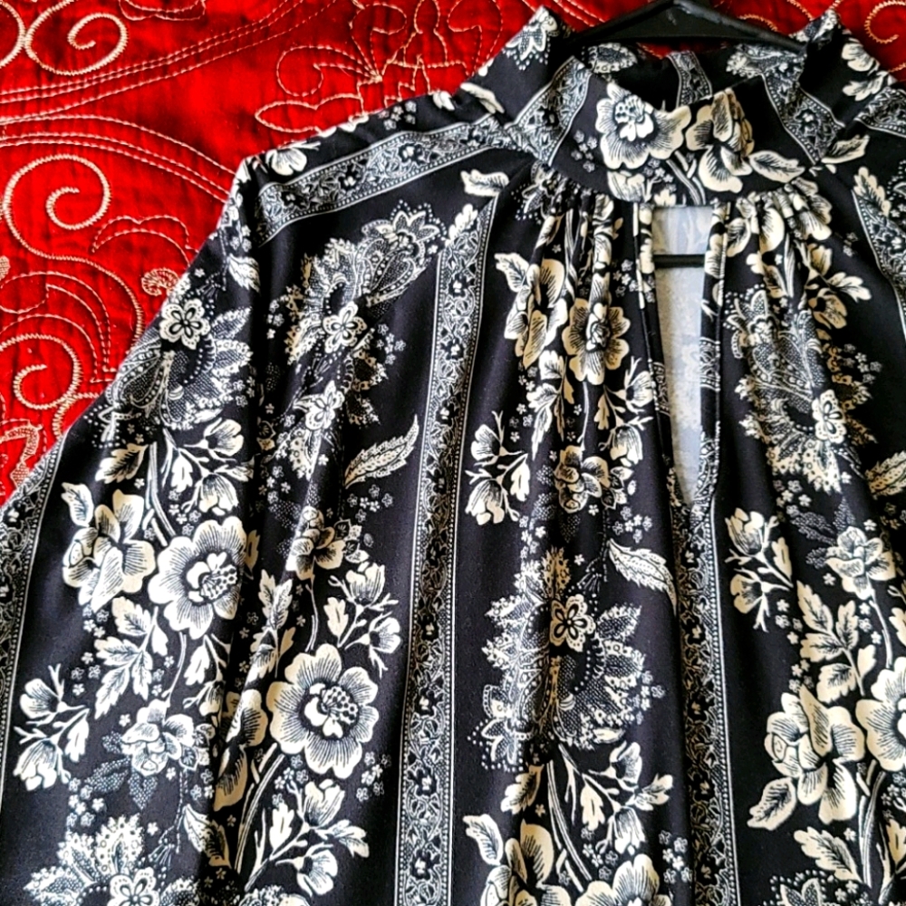 High collar Keyhole Blouse - Picture 2 of 4